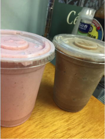 Smoothies, mochas, and chocolate chip cookies during Period 9 are usually gone within the first ten minutes of the period. Photographer: Joanna Li '17.