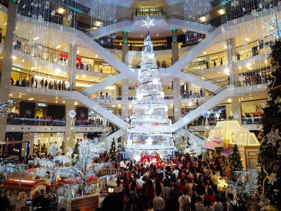 Shoppers+swarm+at+the+Pavilion+Kuala+Lumpur%2C+which+has+the+largest+Swarovski+Christmas+tree+in+Asia.+
