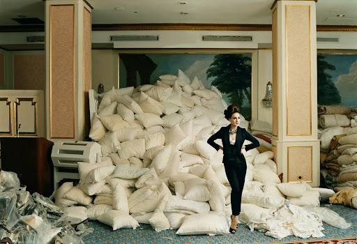 “Pillow Party” shot by Leibovitz in 2005 with Sarah Jessica Parker in the Plaza Hotel