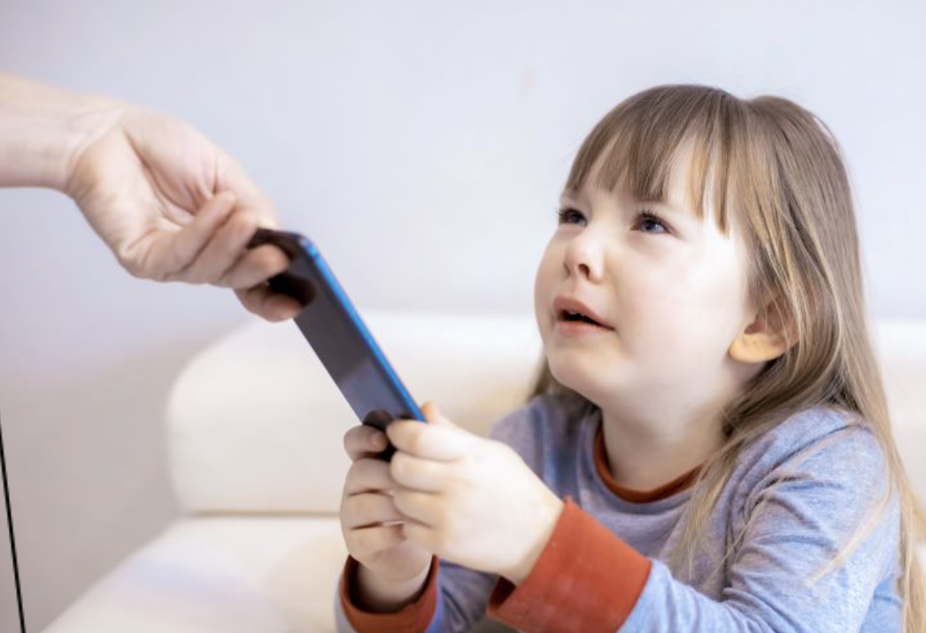 Advantages and Disadvantages of Banning Phones in Schools