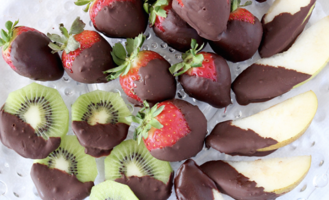 An image of scrumptious fruit dipped in a coat of chocolate. Photo courtesy of My Delicious Blog.